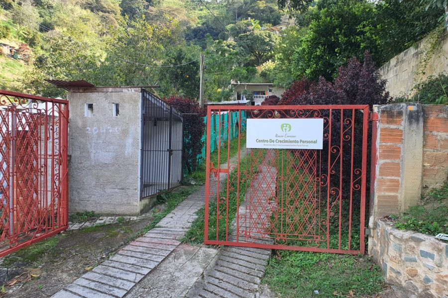 Entrada-Centro-de-Rehabilitacion-nuevo-camino